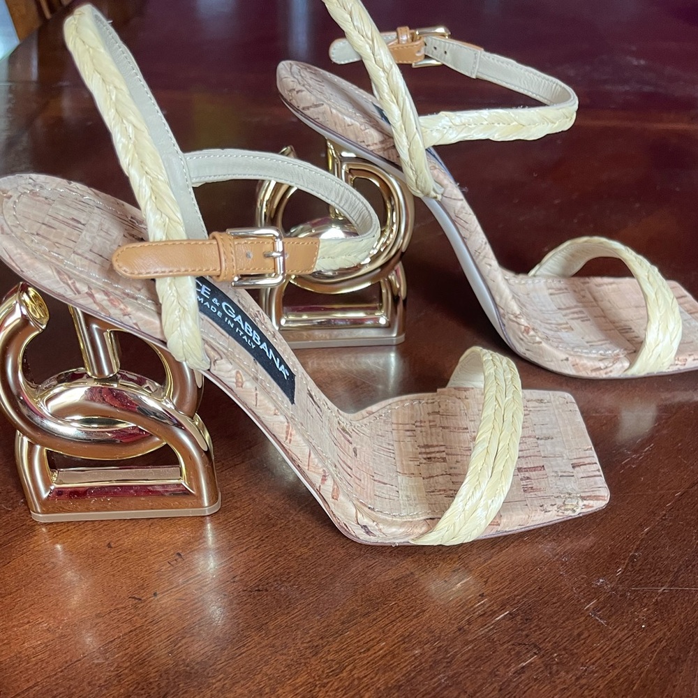 Brand new Dolce and Gabbana Rafia Heeled sandals, size 39.